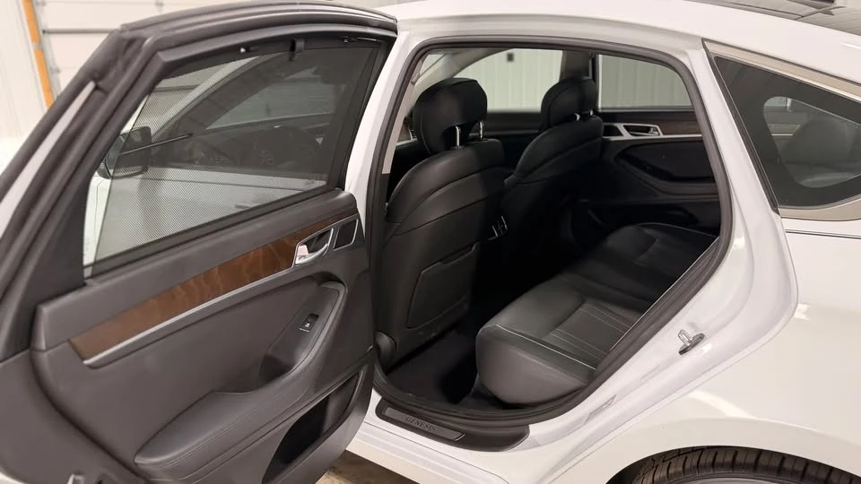 2015 Hyundai Genesis - Image 10 of 20