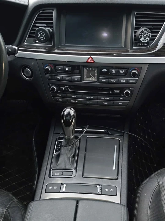 2015 Hyundai Genesis - Image 9 of 19