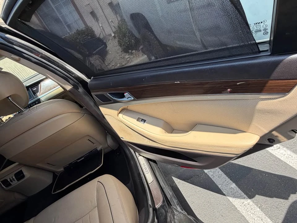 2015 Hyundai Genesis - Image 8 of 15