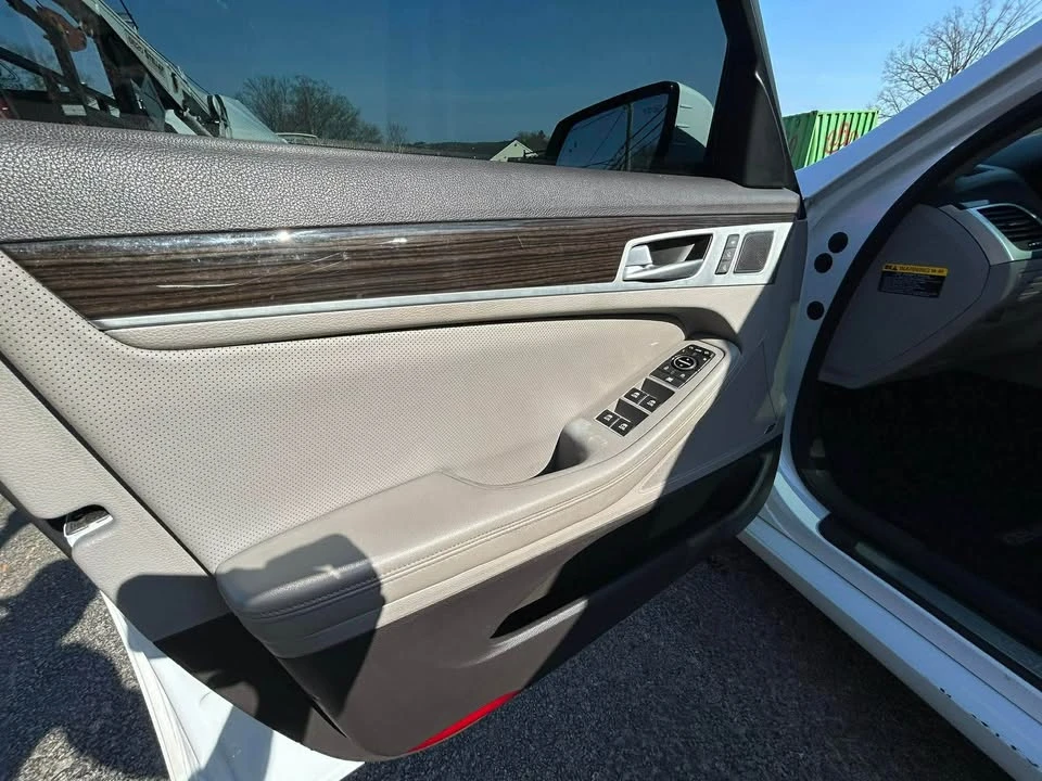 2015 Hyundai Genesis - Image 19 of 20