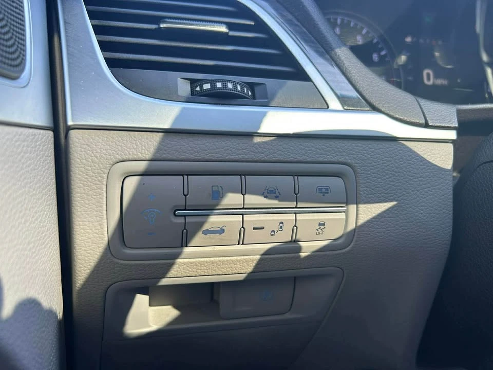 2015 Hyundai Genesis - Image 15 of 20