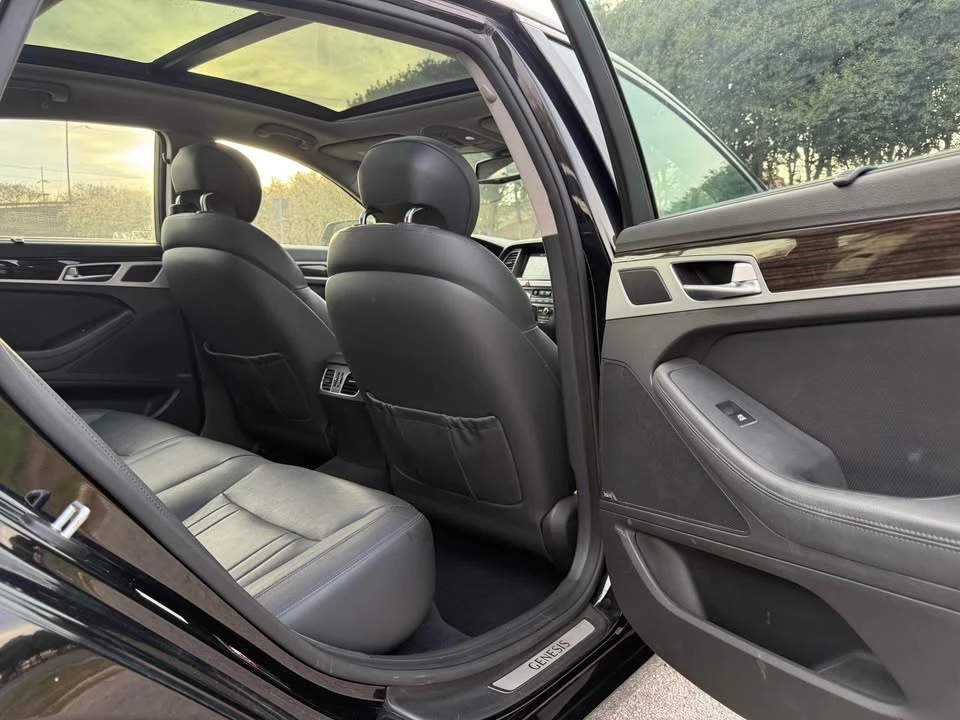 2015 Hyundai Genesis - Image 14 of 17