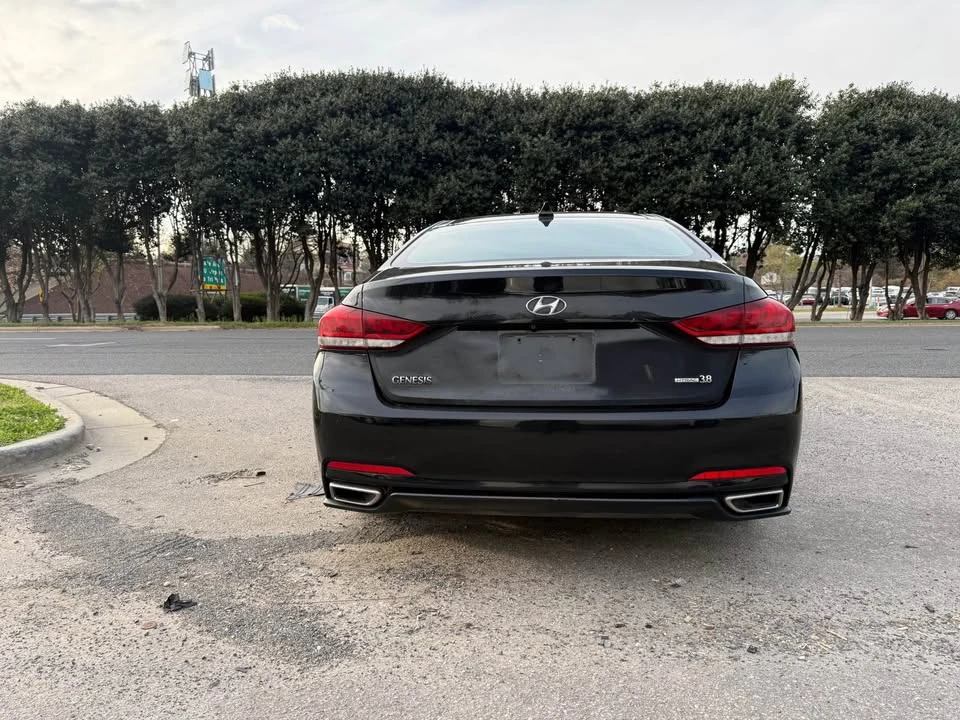 2015 Hyundai Genesis - Image 8 of 17