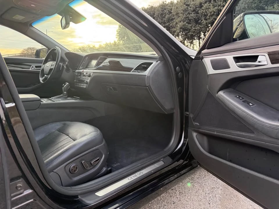 2015 Hyundai Genesis - Image 13 of 17