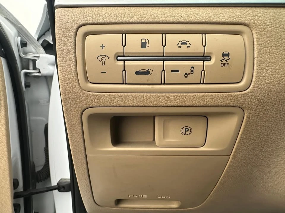 2015 Hyundai Genesis - Image 11 of 20