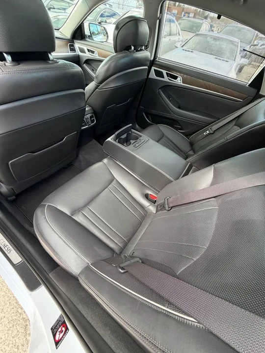 2015 Hyundai Genesis - Image 15 of 19