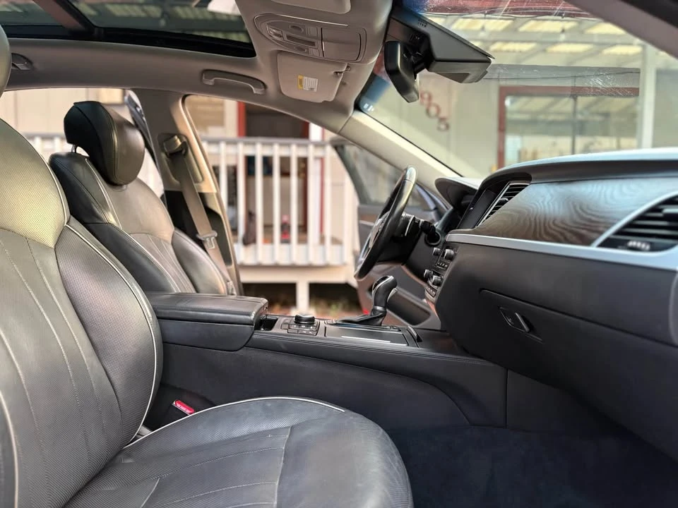 2015 Hyundai Genesis - Image 12 of 20
