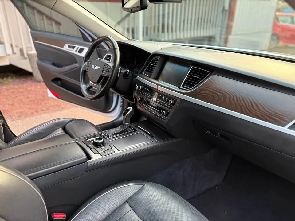 2015 Hyundai Genesis - Image 17 of 20