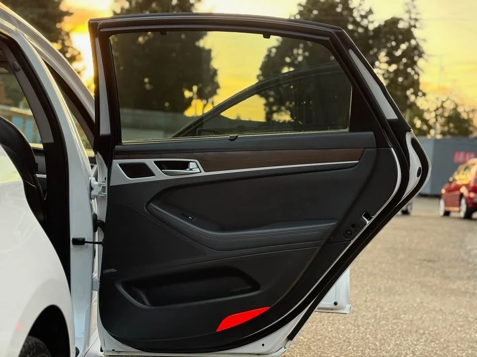 2015 Hyundai Genesis - Image 13 of 20