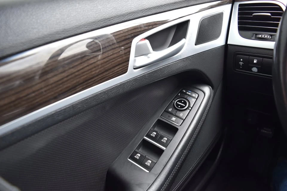 2015 Hyundai Genesis - Image 15 of 18