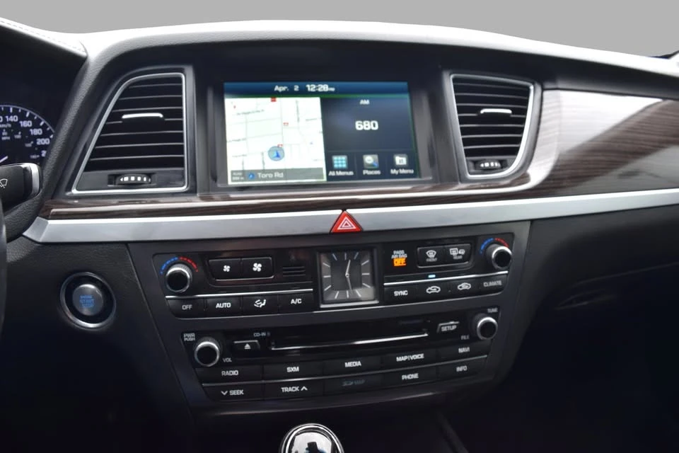 2015 Hyundai Genesis - Image 9 of 18