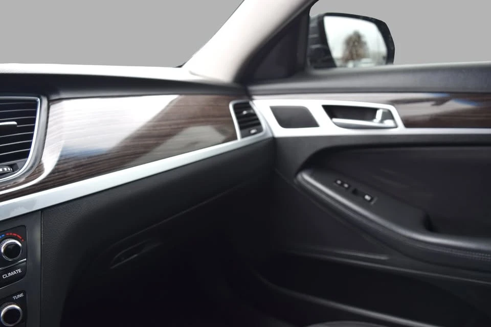 2015 Hyundai Genesis - Image 14 of 18