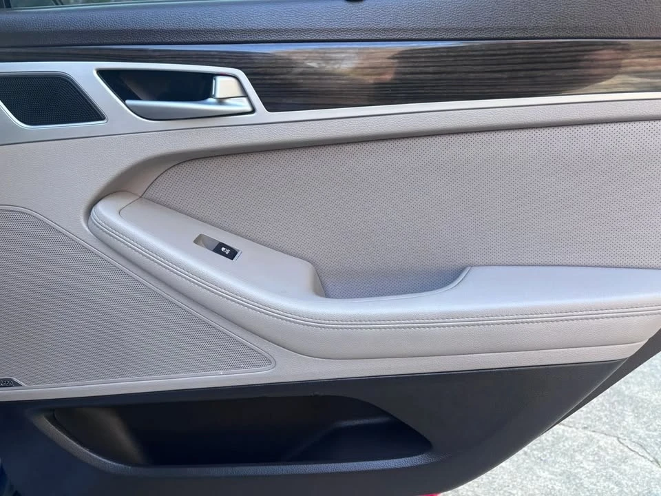 2015 Hyundai Genesis - Image 18 of 20