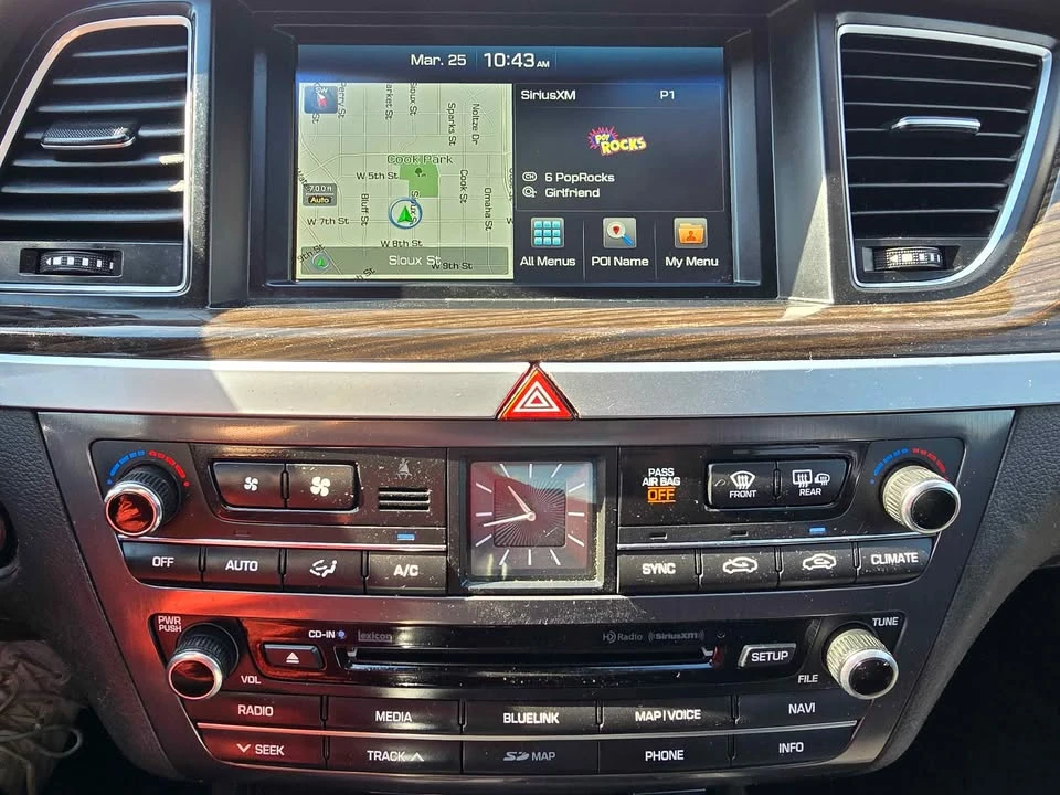 2015 Hyundai Genesis - Image 16 of 17
