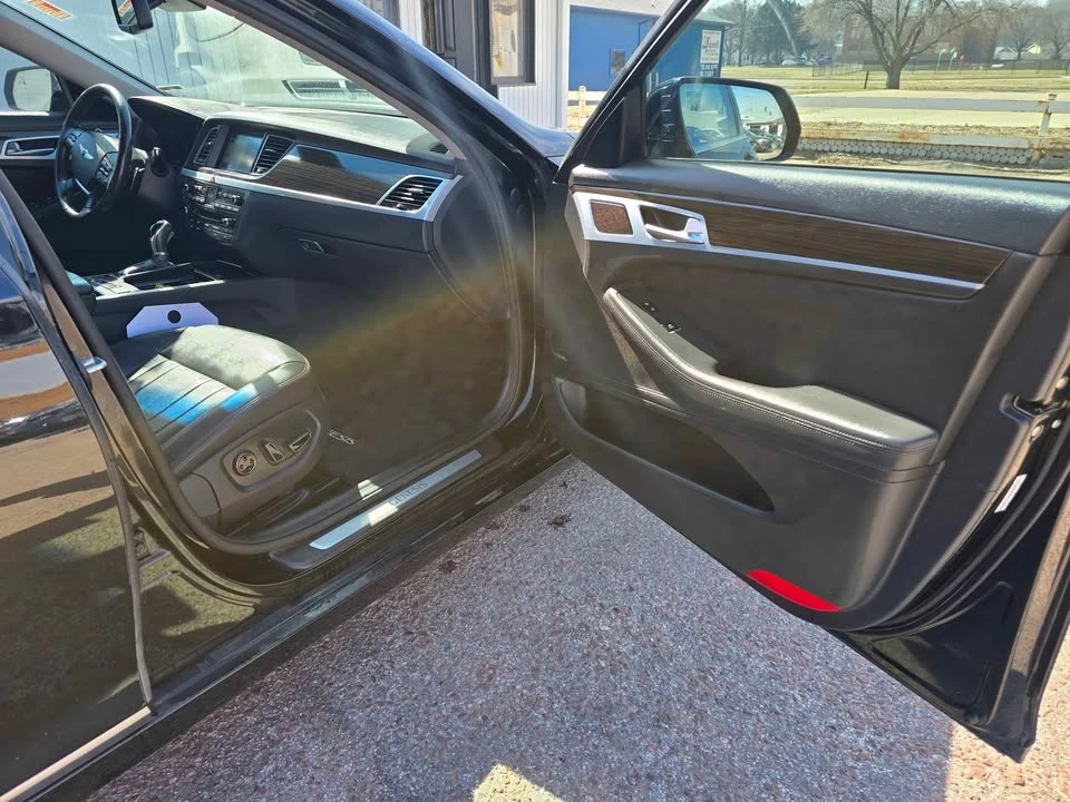 2015 Hyundai Genesis - Image 13 of 17
