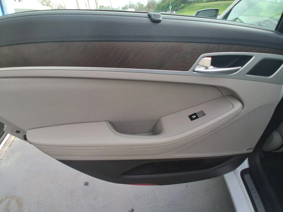 2015 Hyundai Genesis - Image 10 of 13