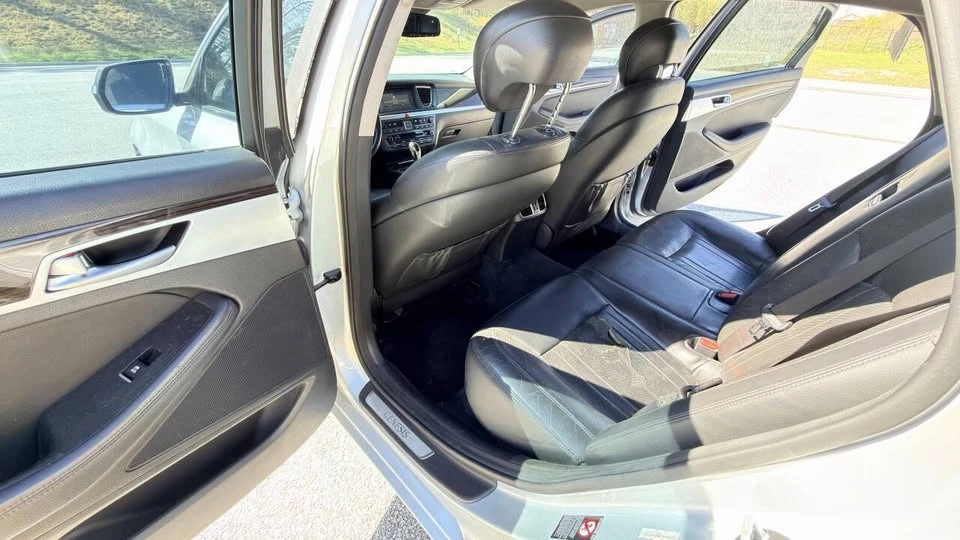 2015 Hyundai Genesis - Image 17 of 19