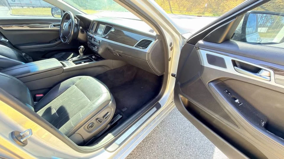 2015 Hyundai Genesis - Image 11 of 19