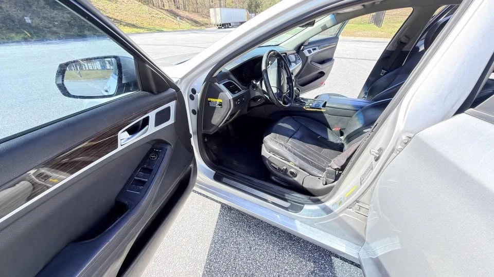 2015 Hyundai Genesis - Image 16 of 19