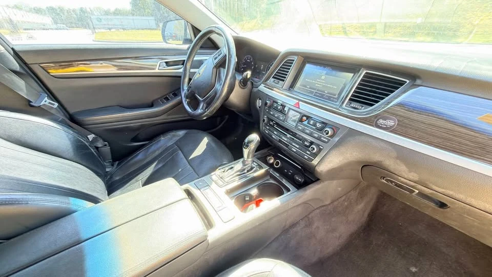2015 Hyundai Genesis - Image 14 of 19