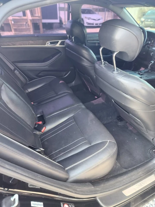 2015 Hyundai Genesis - Image 7 of 12