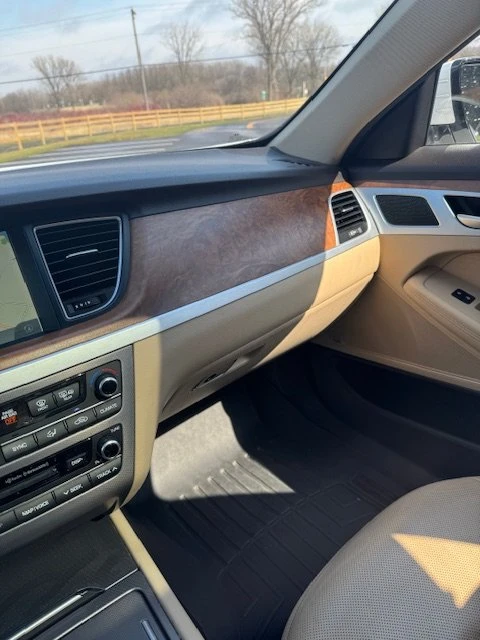 2015 Hyundai Genesis - Image 9 of 19
