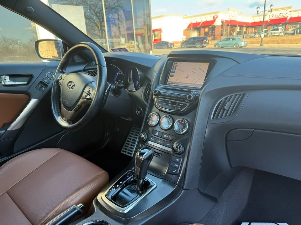 2015 Hyundai Genesis - Image 10 of 16