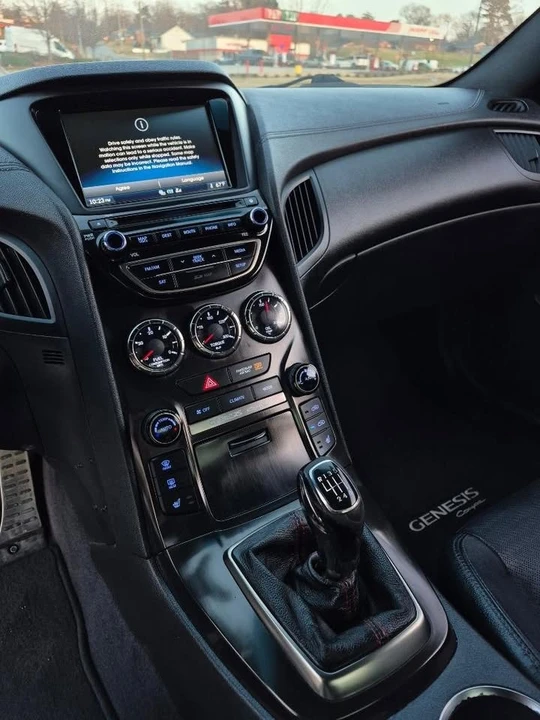 2015 Hyundai Genesis Coupe - Image 15 of 17