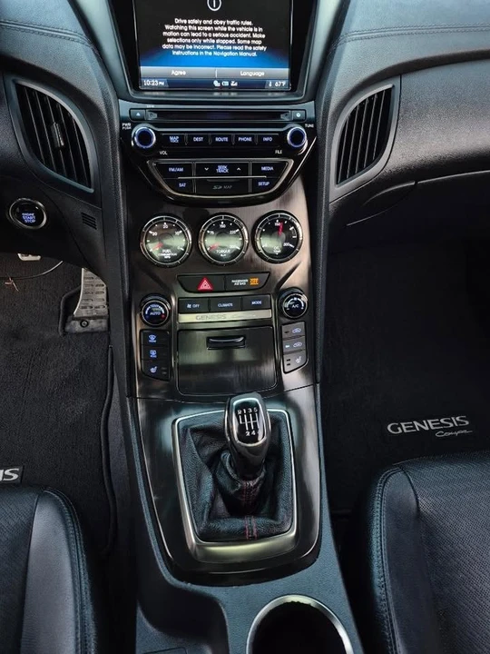 2015 Hyundai Genesis Coupe - Image 16 of 17