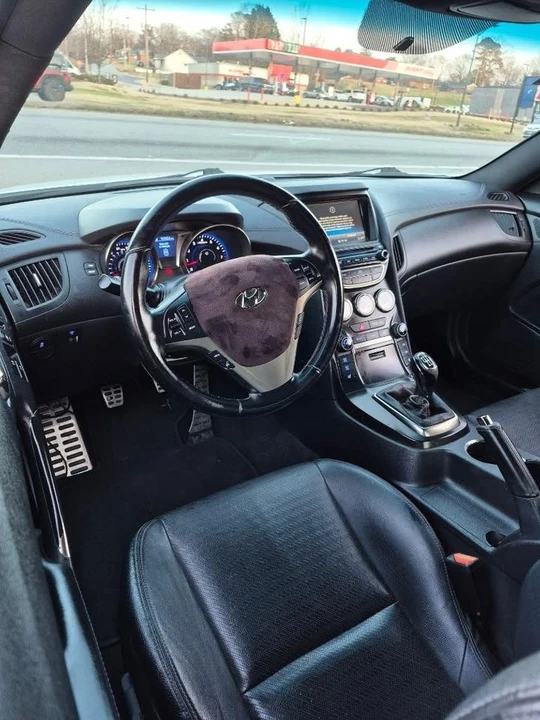 2015 Hyundai Genesis Coupe - Image 12 of 17