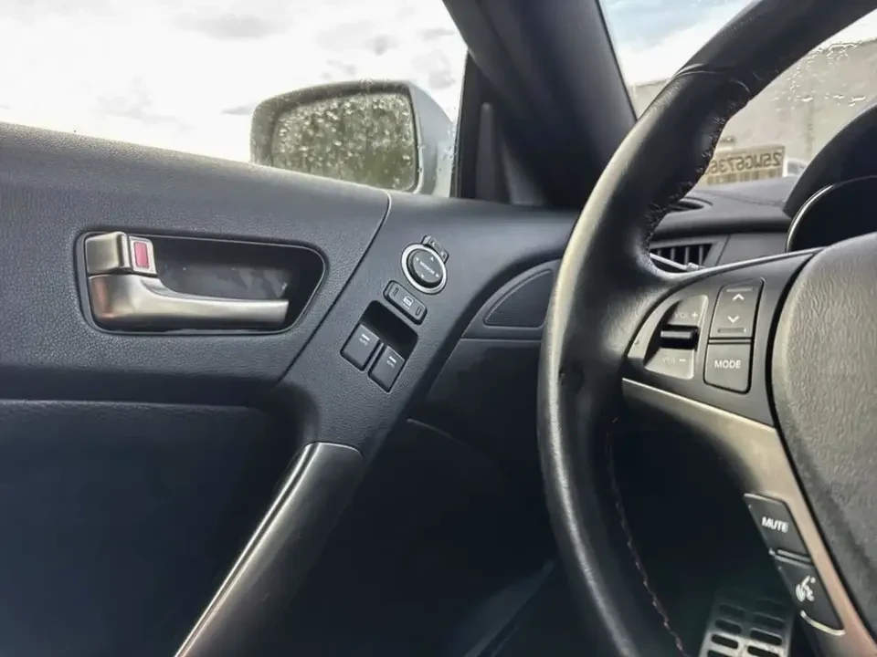 2015 Hyundai Genesis Coupe - Image 15 of 20