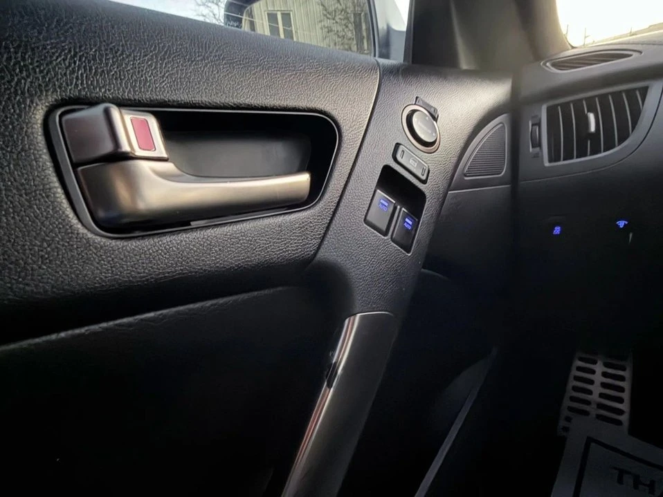2015 Hyundai Genesis Coupe - Image 15 of 20