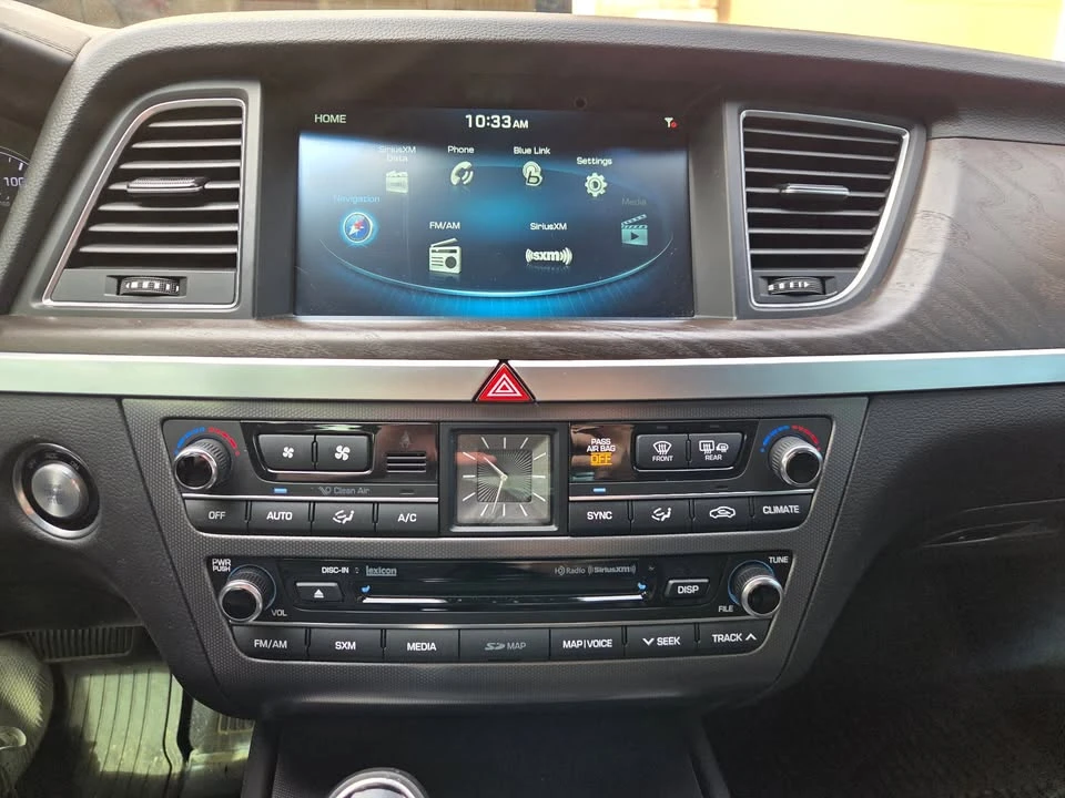 2015 Hyundai Genesis - Image 11 of 19