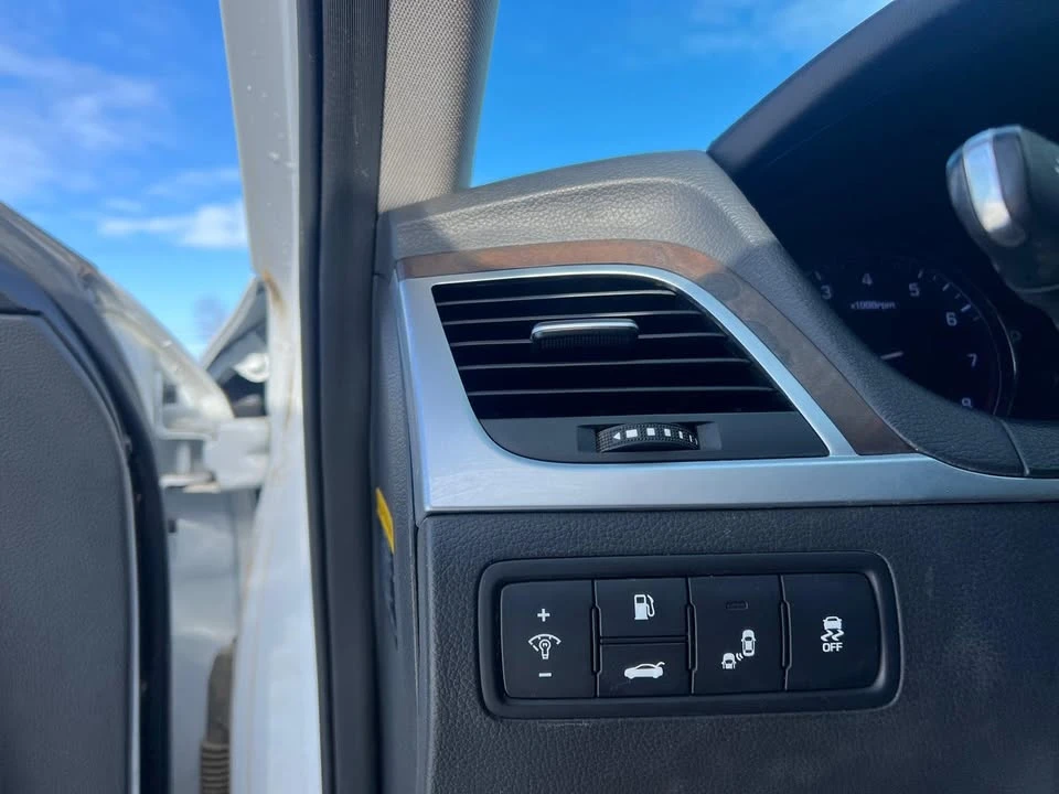 2015 Hyundai Genesis - Image 18 of 20