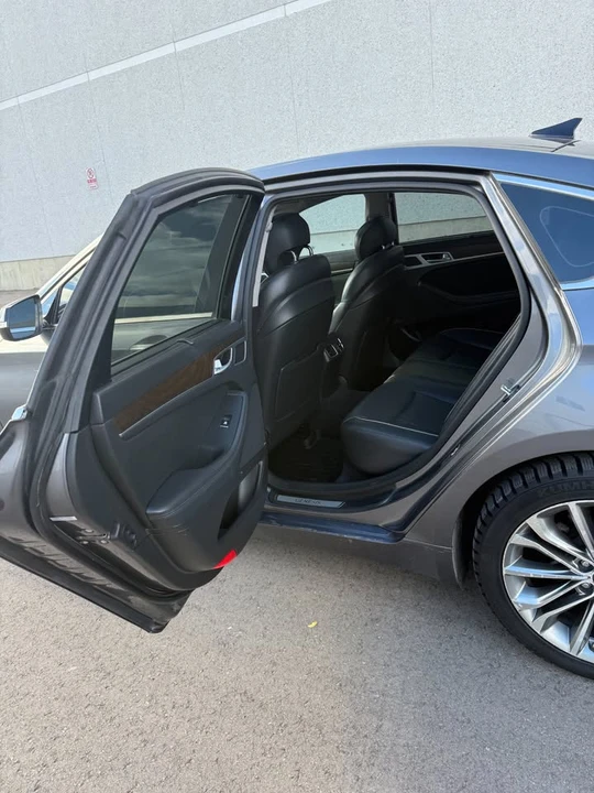 2015 Hyundai Genesis - Image 11 of 20