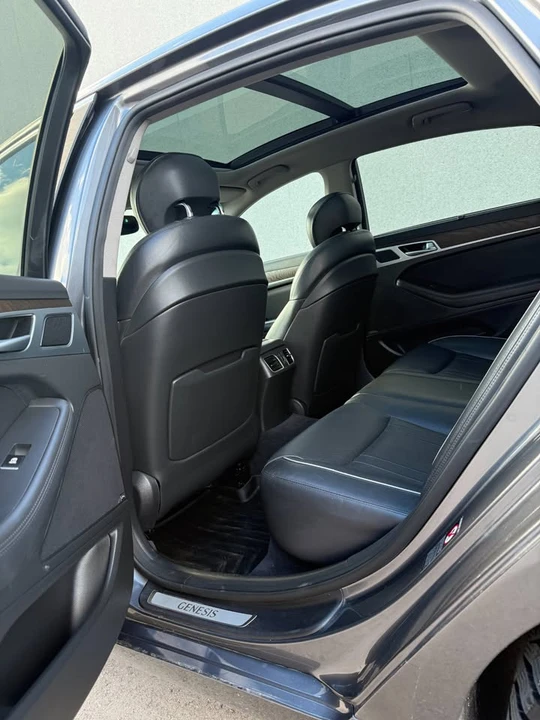 2015 Hyundai Genesis - Image 13 of 20