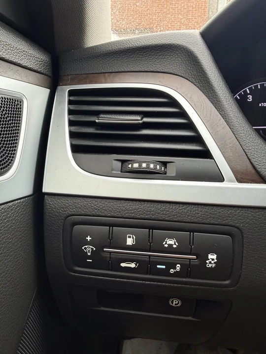 2015 Hyundai Genesis - Image 18 of 20