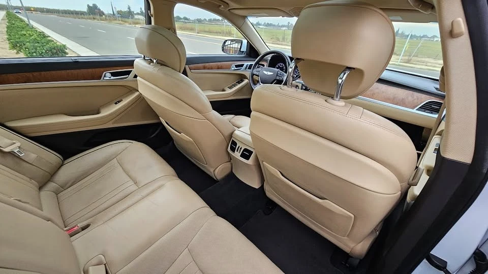 2015 Hyundai Genesis - Image 18 of 20