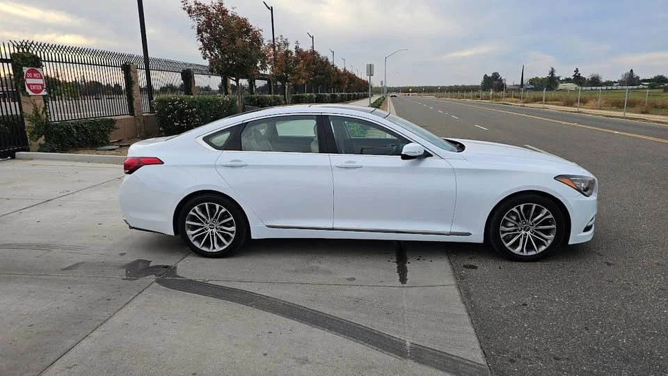 2015 Hyundai Genesis - Image 2 of 20