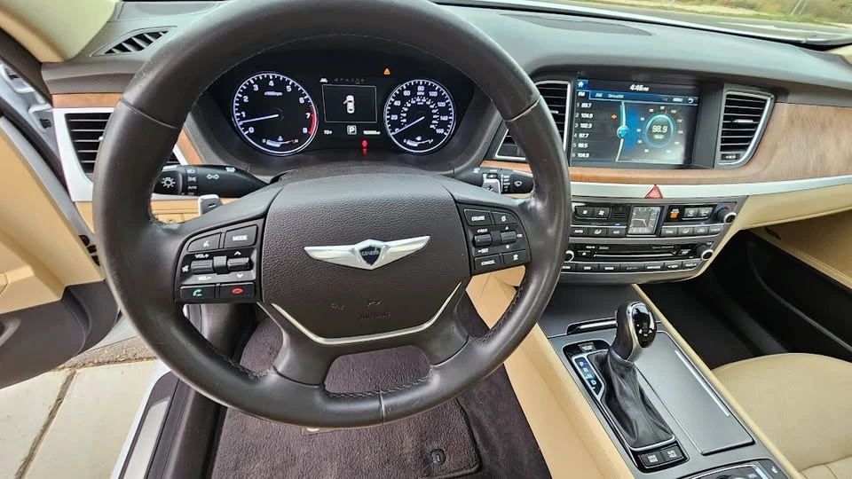 2015 Hyundai Genesis - Image 11 of 20