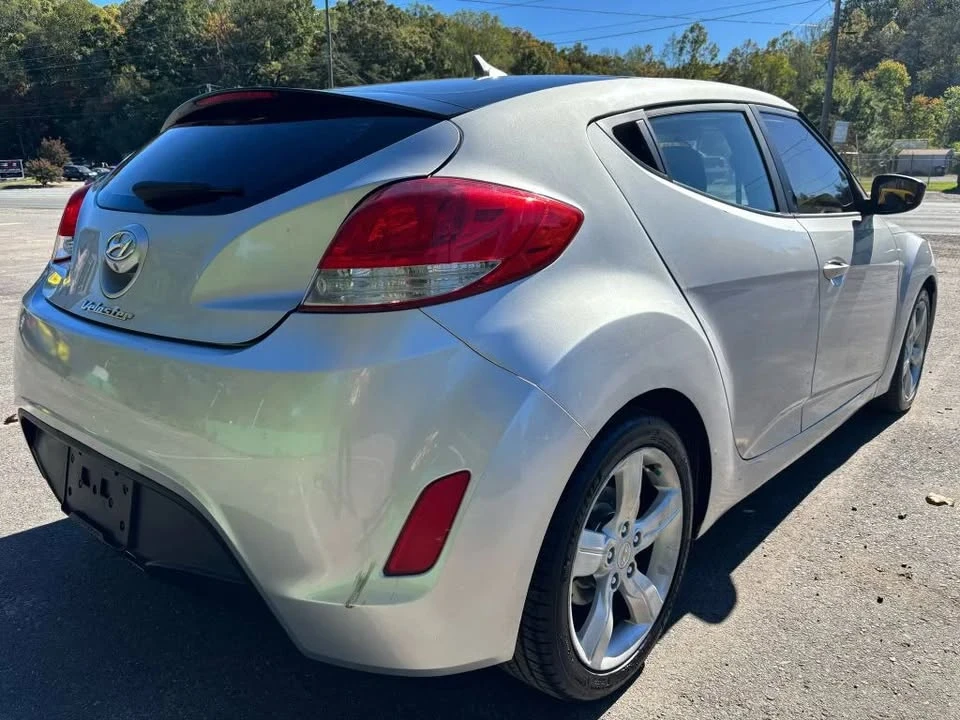 2015 Hyundai Veloster - Image 2 of 18