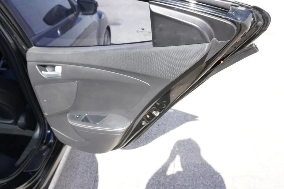 2015 Hyundai Veloster - Image 17 of 20