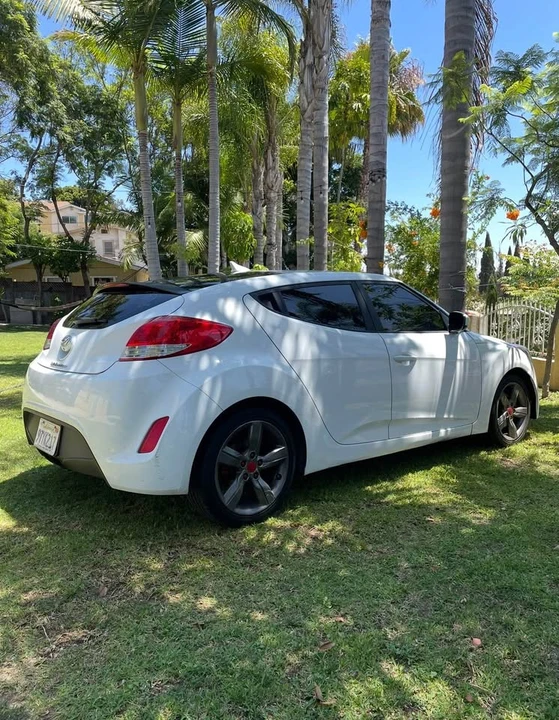 2015 Hyundai Veloster - Image 2 of 9
