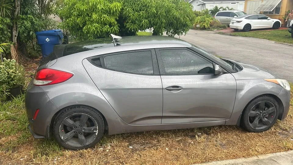 2015 Hyundai Veloster - Image 2 of 3