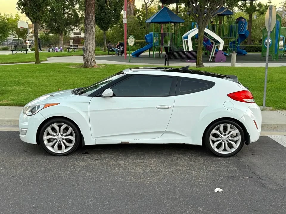 2015 Hyundai Veloster - Image 2 of 10