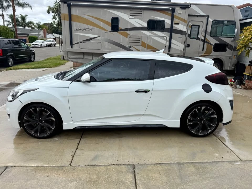 2015 Hyundai Veloster - Image 2 of 18
