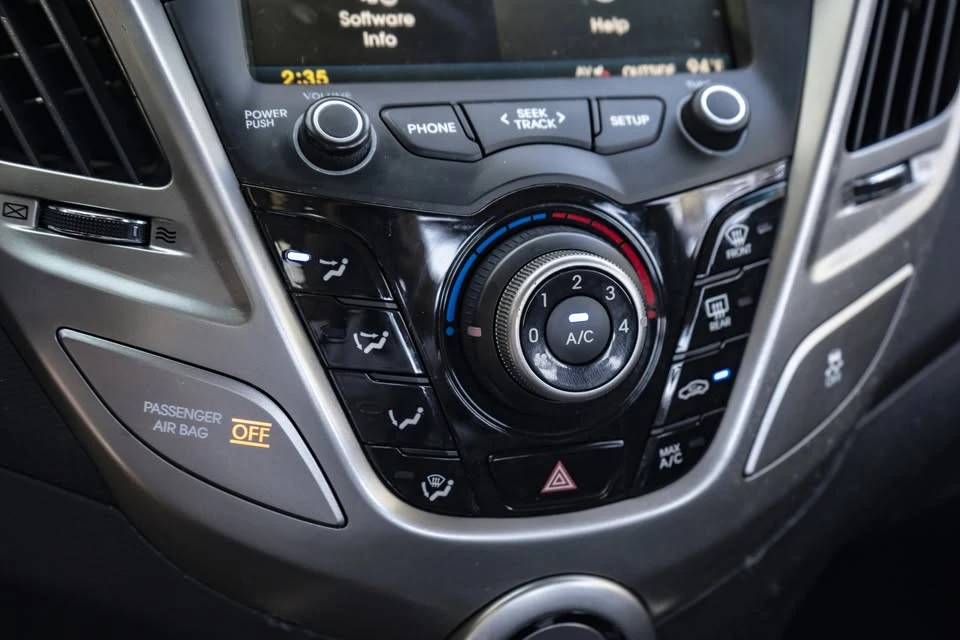 2015 Hyundai Veloster - Image 17 of 19