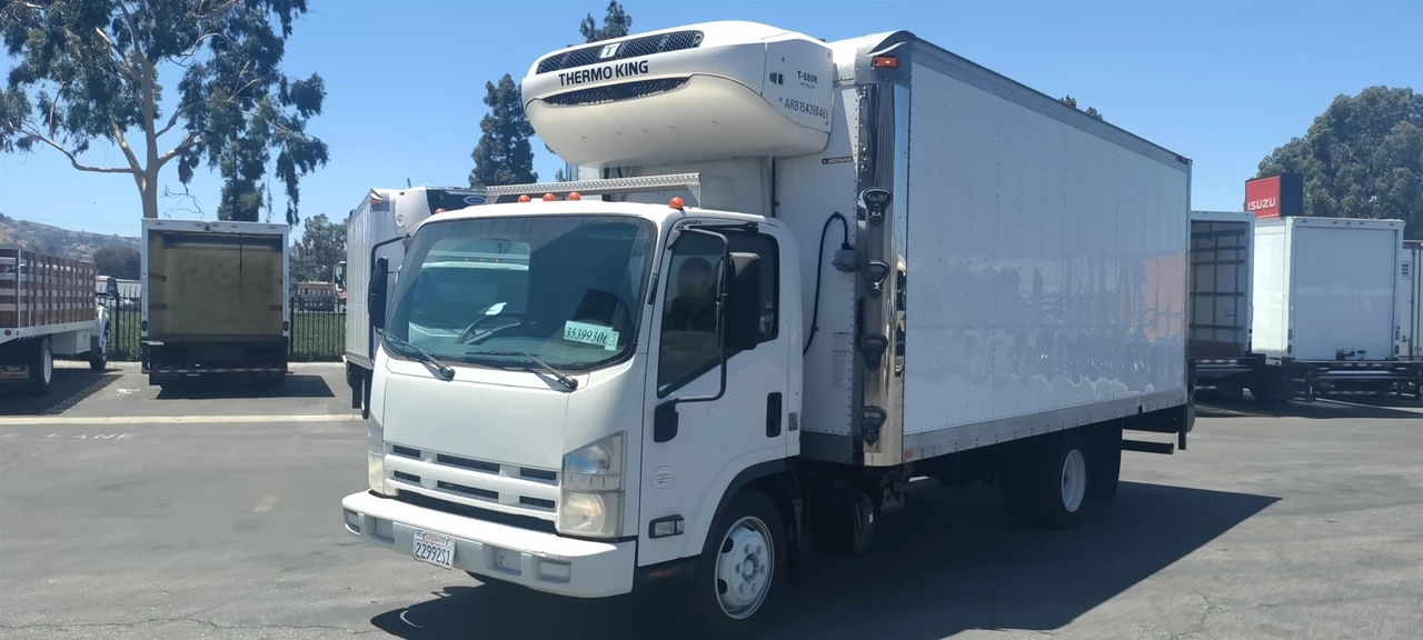 2015 Isuzu Elf - Image 4 of 12