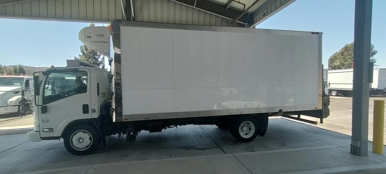 2015 Isuzu Elf - Image 5 of 12