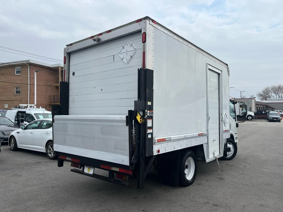 2015 Isuzu Elf - Image 4 of 21